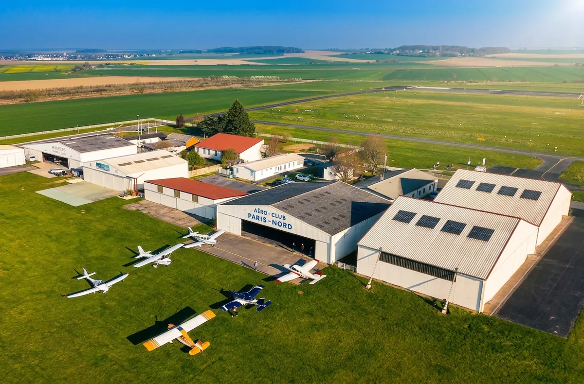 Vue de l'aérodrome de Persan-Beaumont (LFPA), base de l'Aéro-Club Paris-Nord dans le Val d'Oise