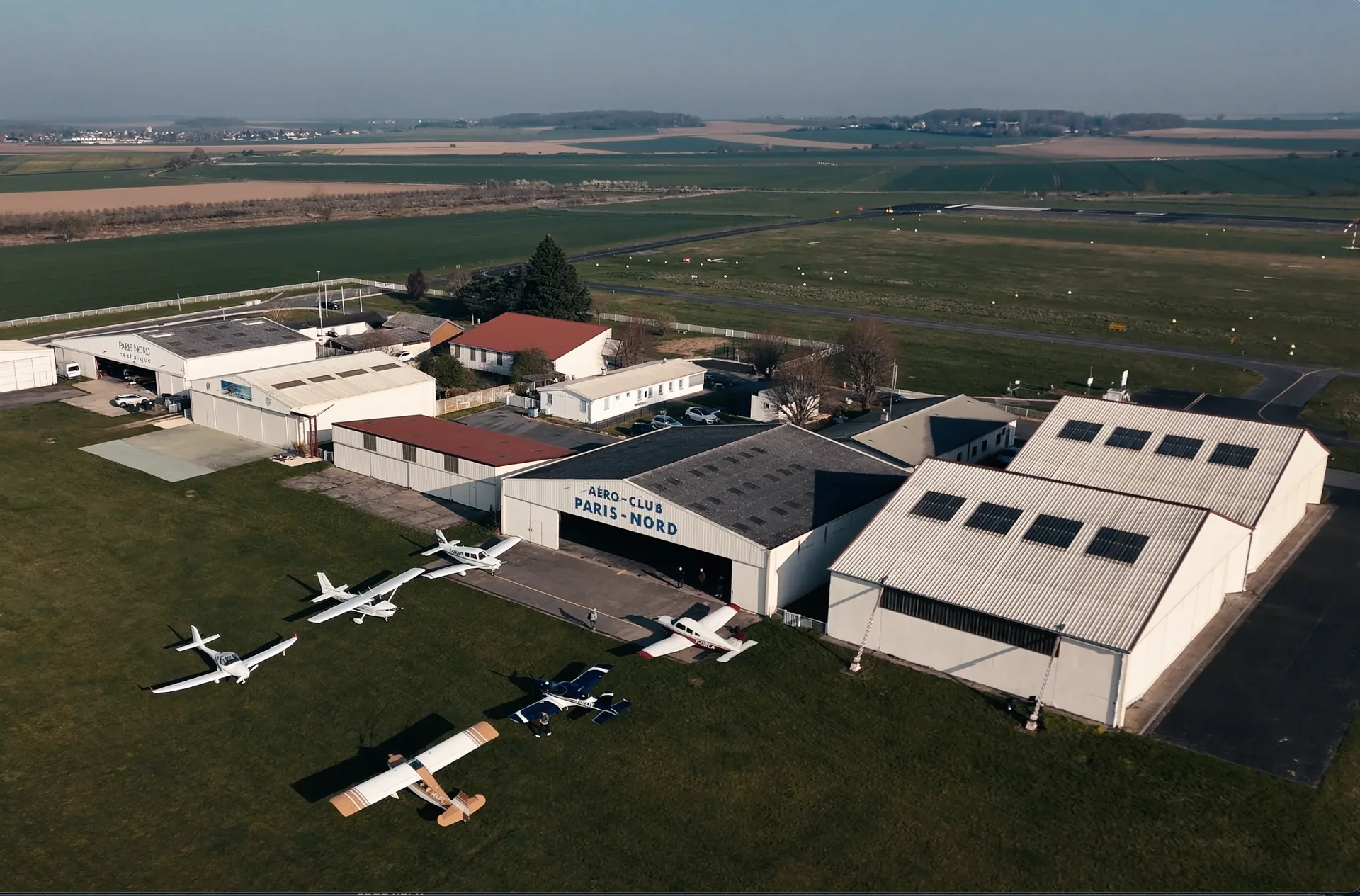 Vue aérienne de l'aérodrome de Persan-Beaumont, dans le Val d'Oise