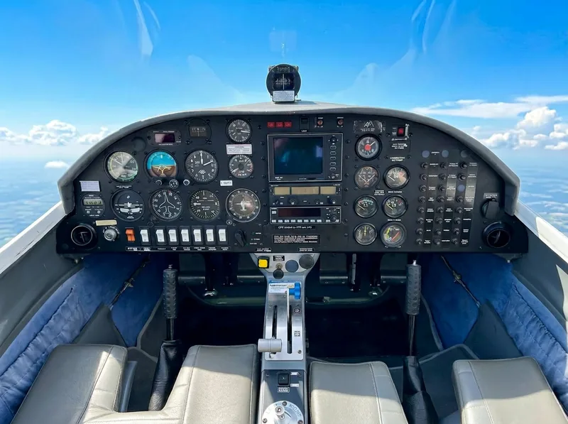 Aquila AT01 F-GUDV, avion école biplace en composite de l'Aéro-Club Paris-Nord
