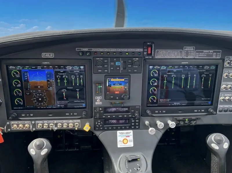 Bristell B23 F-HXJP de l'Aéro-Club Paris-Nord, avion école à glass cockpit Garmin