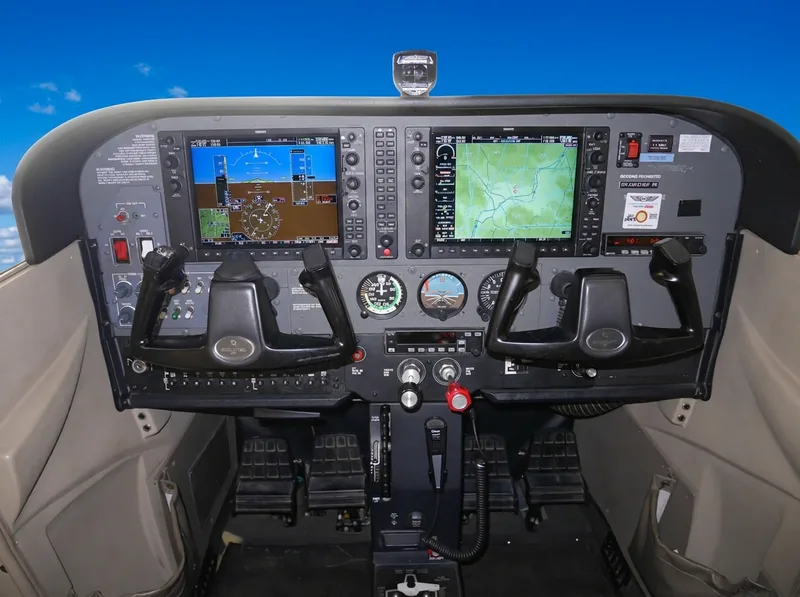 Cockpit du Cessna 172 SP F-HJOC équipé Garmin G1000, utilisé pour le vol IFR
