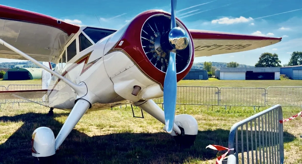 Avion ancien rouge et blanc à moteur en étoile exposé au Fly-in de Persan-Beaumont