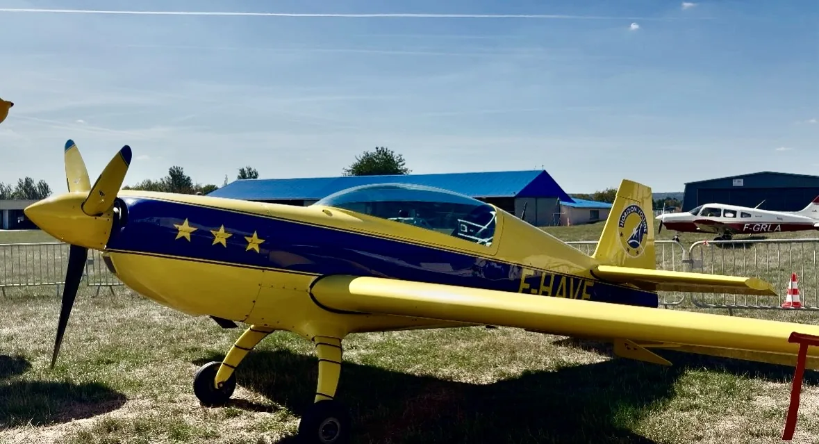 Avion de voltige aux couleurs jaune et bleu exposé au Fly-in de l'Aéro-Club Paris-Nord