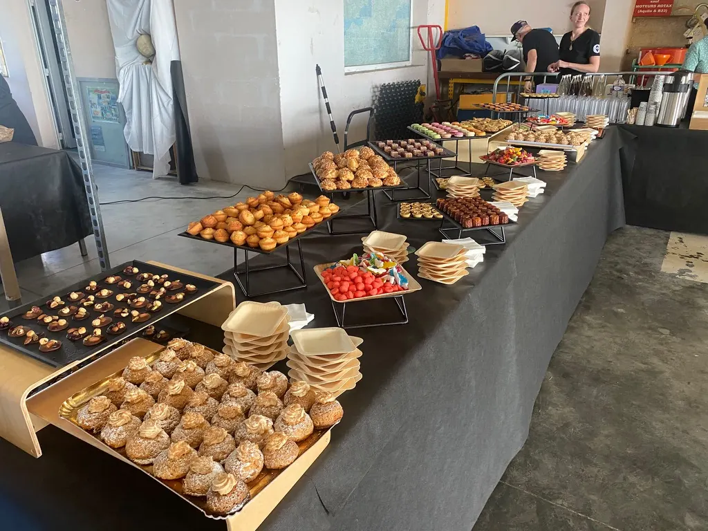 Buffet de pâtisseries et mignardises dressé dans le hangar pour le cocktail du Fly-in de l'Aéro-Club Paris-Nord